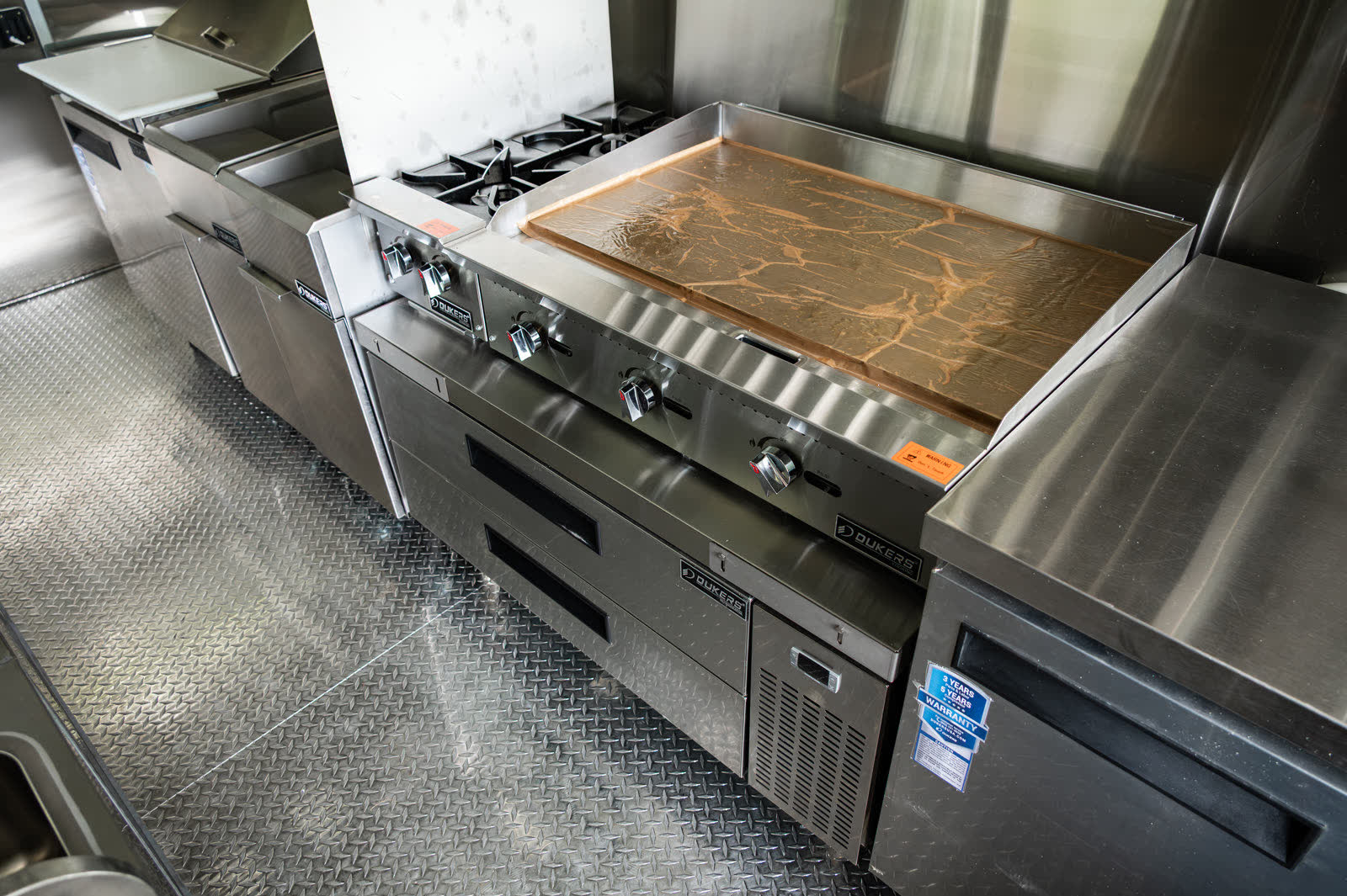 Griddle, range and refrigerated chef base
