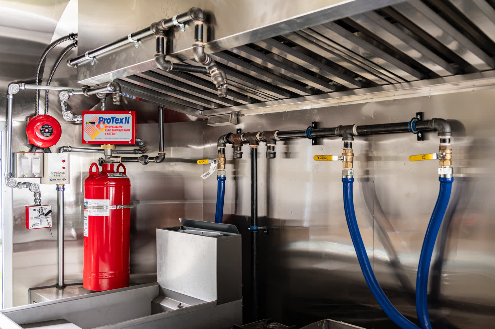 Commercial exhaust hood, gas manifold and fire suppression system