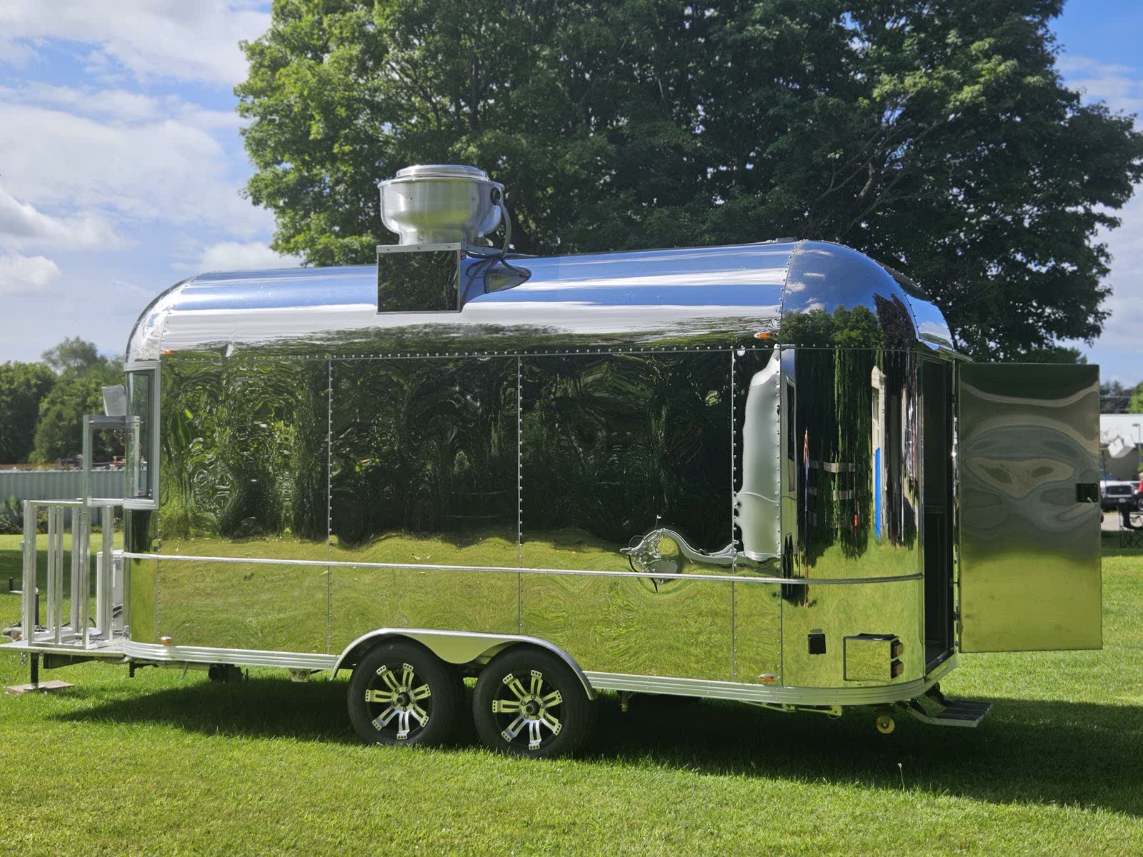 S16 food trailer exterior