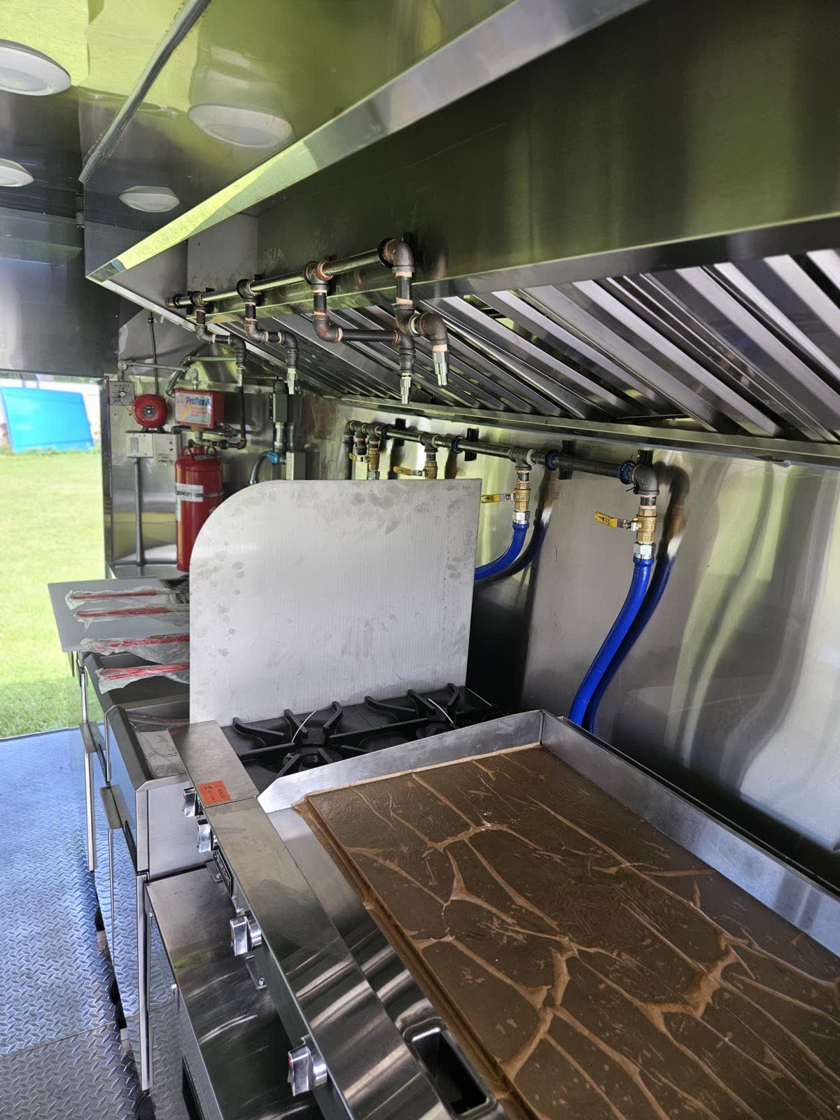 Commercial exhaust hood with grease baffles and gas manifold